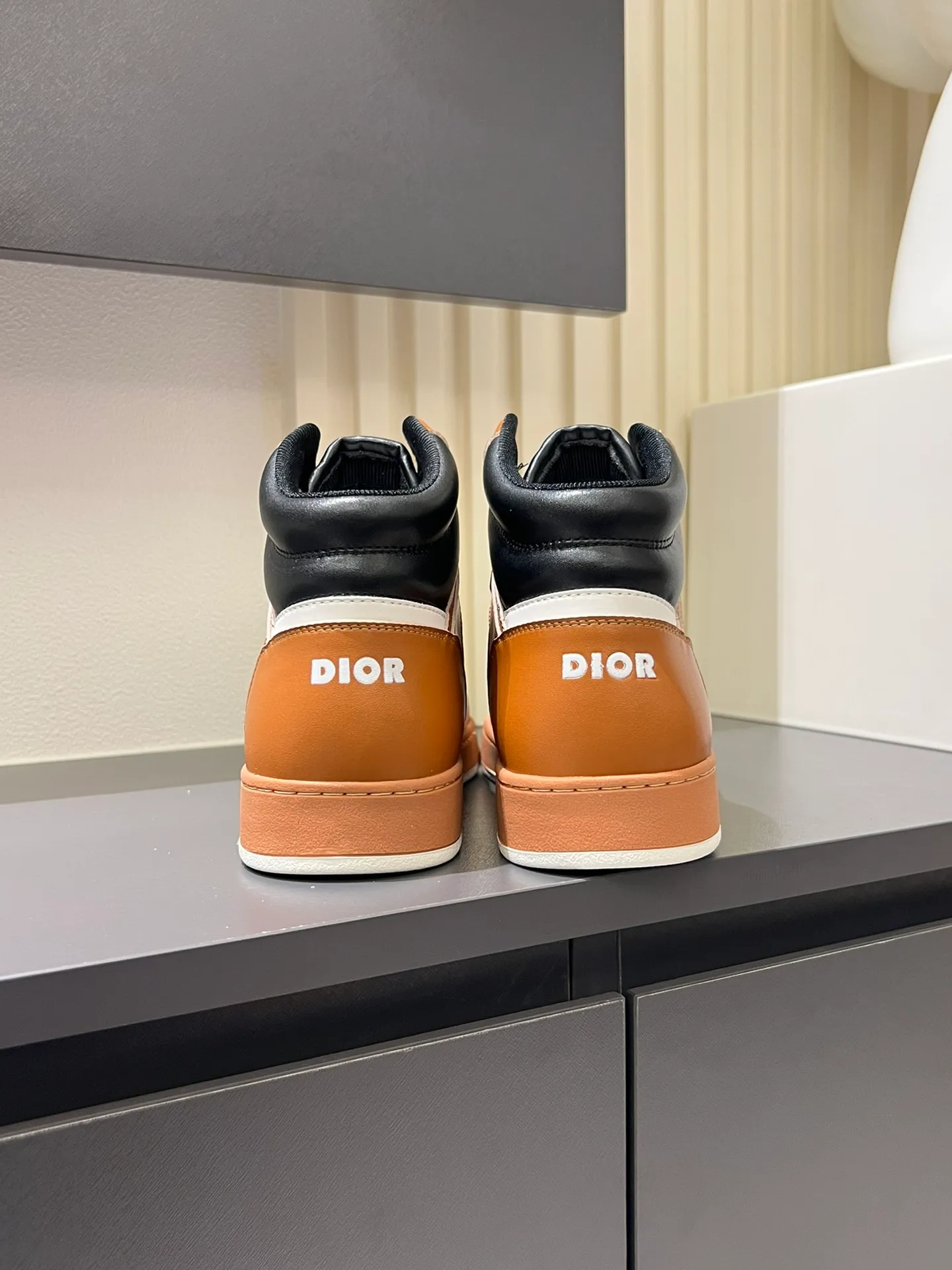 Men's shoes 💰p460 "Dio*" mid-top B27 casual sneakers. This B27 high-top sneaker is a new product in the series and continues Di*r's classic style. Crafted from gray and white smooth calf leather with beige and black Oblique print panels on the sides. The "CD Icon" shaped shoelace eyelets are clever and delicate, and the two-color rubber sole, rear collar and heel are all equipped with the brand's iconic details to enhance the style. Oblique printed straps at the ankle allow for an adjustable fit to complement the overall design. Fashionable and versatile, it can complement any look. Create an exquisite design with unique dynamic vitality and modern atmosphere, presented in low-top and high-top styles. This new must-have shoe adds a new dimension to Dior's archive heritage, embodying modern elegance. Purchase the original version and make it 1:1. If you need top quality, please come to me! Male 38-44!